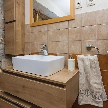 Two-bedroom In Semesterbostad Benkovac